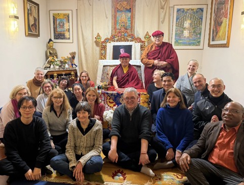 A Drukpa Paris avec Son Eminence Thuksey Rinpoché et des pratiquant