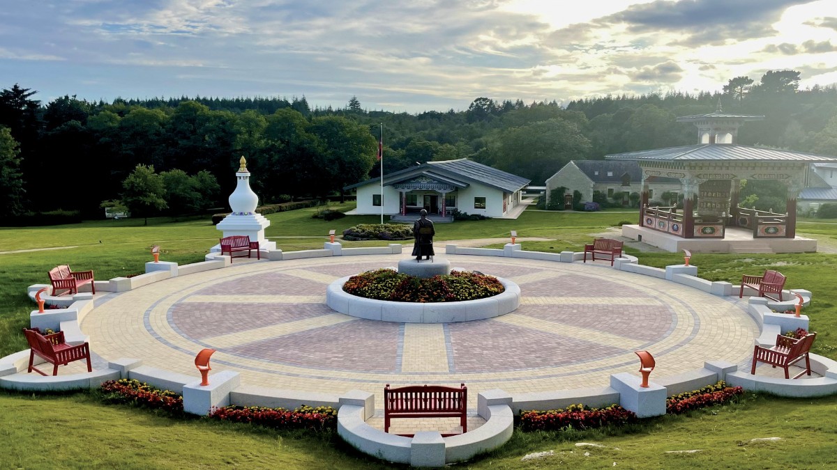 Un groupe de personnes et Sa Sainteté Gyalwang Drukpa à Plouray