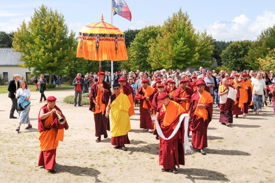 Un groupe de personnes et Sa Saintet&eacute; Gyalwang Drukpa &agrave; Plouray