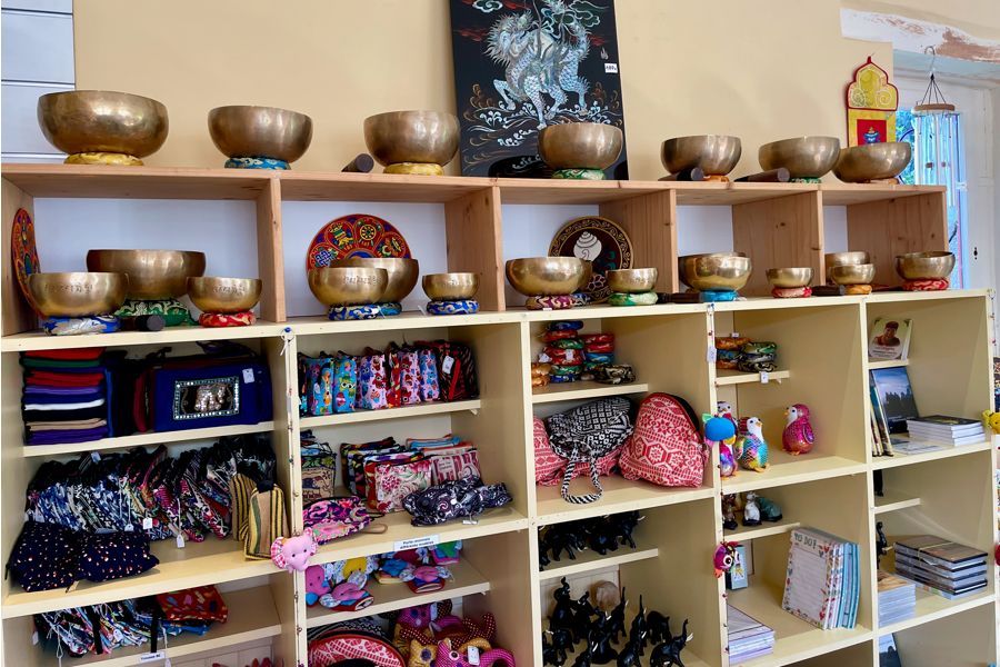The shop and its Tibetan bowls