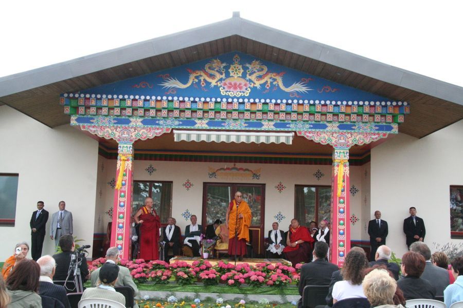 Dalaï Lama à Drukpa Plouray donnant une conférence publique