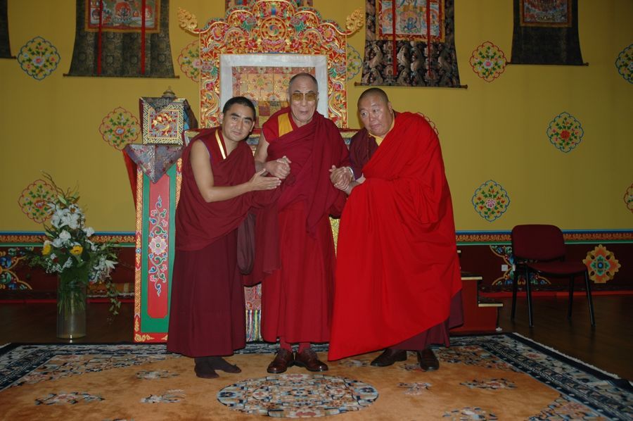Sa Sainteté le Dalaï Lama avec Kyabjé Choegon Rinpoché et Drubpön Ngawang